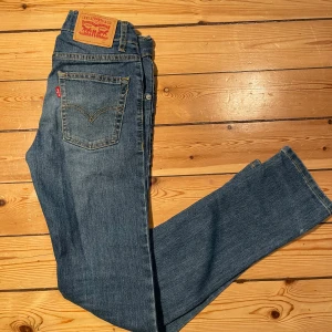 Levi’s Jeans 12a 510 - Säljer ett par mörkblå Levi’s 12a 510 med en slitning ovanför knät. Jeansen är använda ett fåtal gånger och är i mycket bra skick. 12a är en barnstorlek som passar någon som är ca 152 cm lång. Nypris ligger på runt 550 kr. Jag säljer de för endast 199 kr