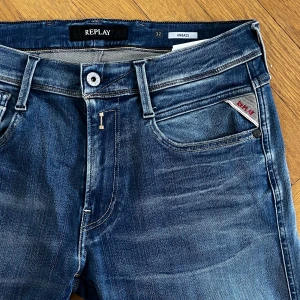 Replay anbass - Säljer ett par blåa anbass med sjukt snygg fades då jag inte använder de så mycket längre! Perfekt skick utan några defekter! Finns att hämta i Kristianstad, annars frakt🤝 Kan fraktas tillsammans med annat i min profil vid samköp! Priset kan diskuteras vid snabb affär och eller samköp med annan annons! Kom gärna till dm för bättre bilder💯