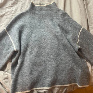 Grå stickad tröja med hög krage - Mysig grå polotröja från Zara i storlek S, använd väldigt lite och säljer för att den inte kommer till användning💕 