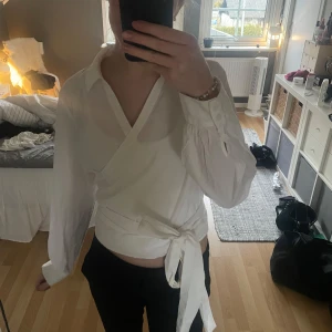 Fin Omlottopp - En jätte söt topp från H&M eller Zara. (Minns inte riktigt då jag klippt bort lappen). Säljer för att den tyvärr inte kommer till användning💕