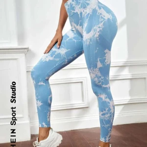 Blå och vita leggings från SHEIN - Snygga blå leggings med vitt mönster från SHEIN. Perfekta för träning med högmidjad passform som ger stöd och komfort. Tillverkade i ett stretchigt material för maximal rörelsefrihet.