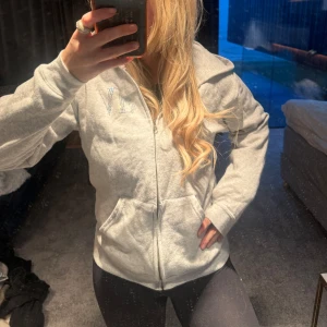 Bvaldi tröja - Grå bvaldi tröja i storlek 152