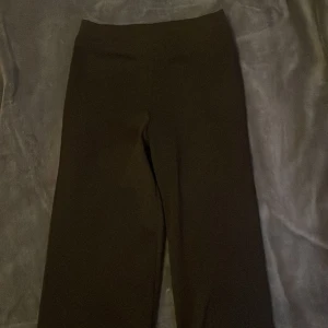 Svarta byxor - Snygga svarta byxor med en stilren design. De har en rak passform och är perfekta för en minimalistisk look. Passar bra till olika tillfällen och kan enkelt matchas med olika toppar.