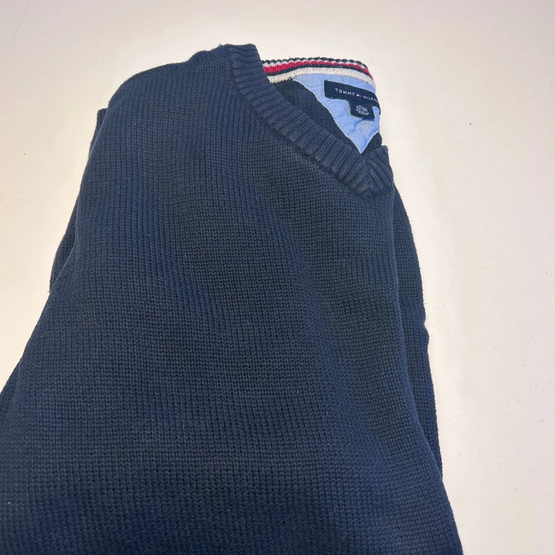 Mörkblå stickad tröja från Tommy Hilfiger