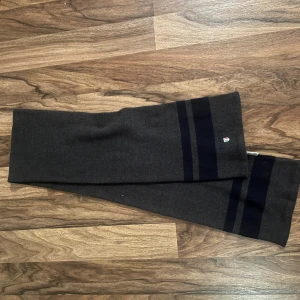 Grå/marinblå  halsduk från Strömberg - Grå/marinblå  halsduk från Strömberg, aldrig använd så i perfekt skick