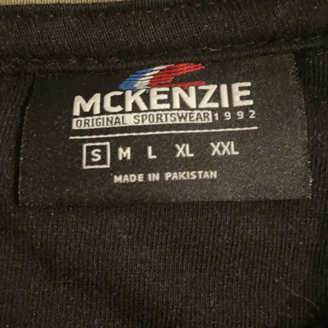 Svart hoodie från McKenzie - 1