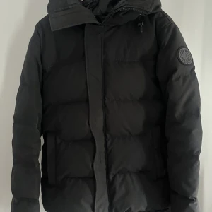 Canada goose macmillian black label - Säljs pga av behöver snabba pengar inga konstigheter eller defekter hyfsat ny priset är prutat kan gå ner nån hundrig ifall de behövs. Byten kan vara intressant.