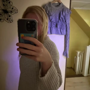 Vit stickad tröja - Säljer en mysig vit stickad tröja med ett luftigt mönster. Tröjan har långa ärmar och en rund halsringning, perfekt för kyligare dagar. Passar bra till både jeans och kjol. Hör av dig vid intresse! 🤍