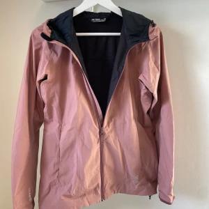 Rosa jacka från Arc'teryx - Snygg rosa vindjacka/skaljacka från Arc'teryx med huva och dragkedja. Jackan har Gore-tex och är i storlek S. I jättebra skick! 