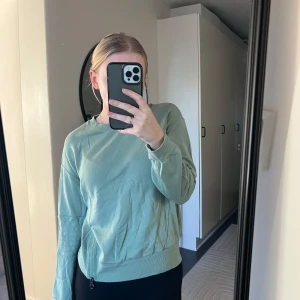 Grön tröja med dragkedja - Klänning från Chiquelle  Strl XS/S Aldrig använd. 📷 Säg till om du vill ha fler bilder så fixar jag det. 💸 Vid snabb affär kan ja tänka mig att sänka priset. ✉️ Köparen står för frakten. 📍 Kan mötas upp i Tyresö.