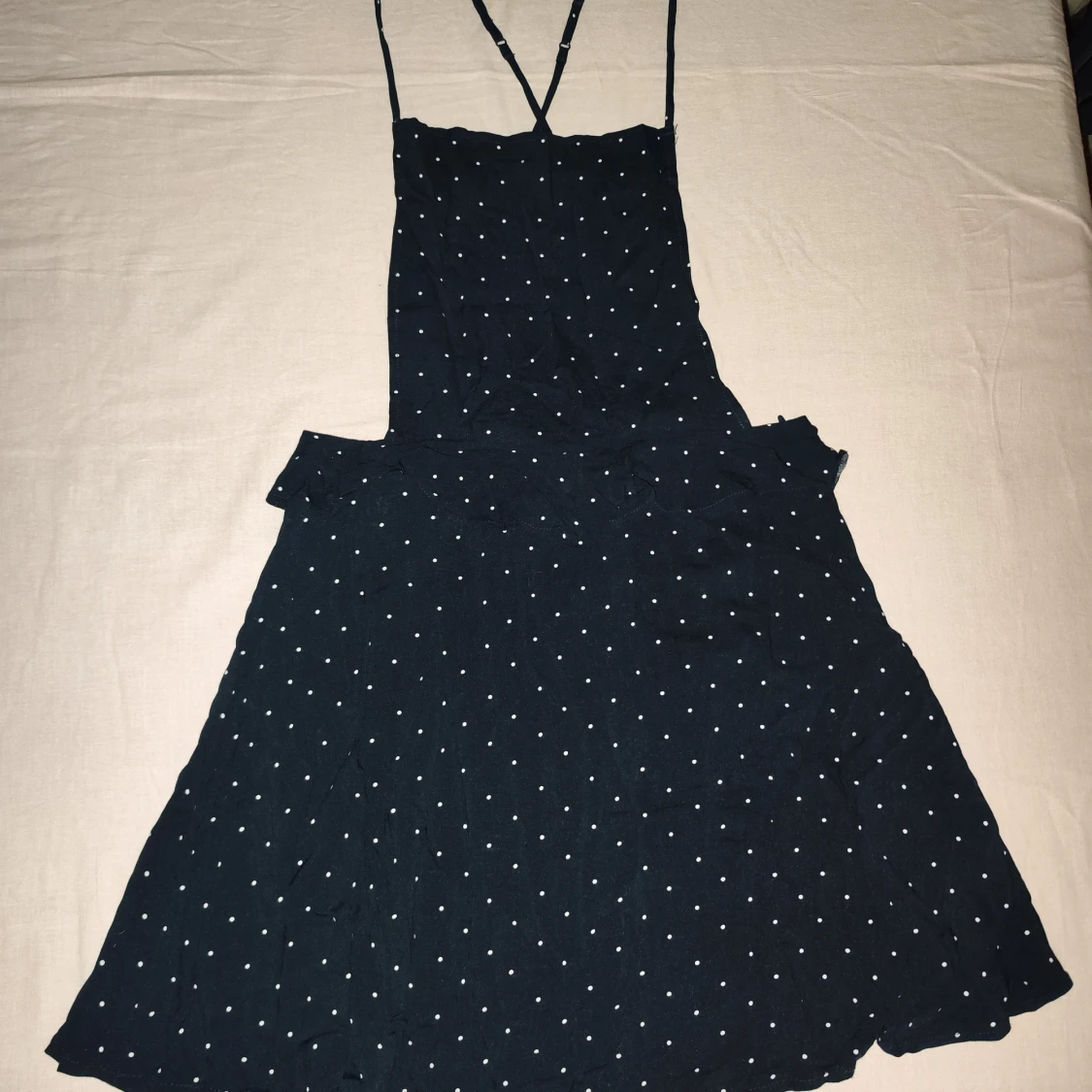 Svart prickig klänning med smala axelband