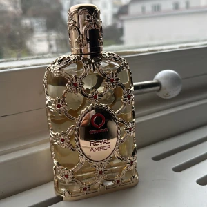 Royal Amber Eau de Parfum från Orientica - Lyxig parfymflaska med detaljerad guldfärgad design och röda stenar. Den är inspirerad av Xerjoff Erba Pura🫶🏼 nypris: 937 kr