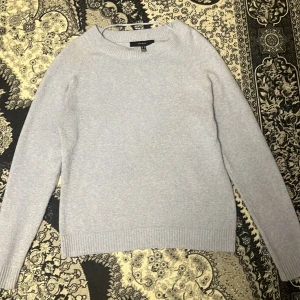 Ljusblå tröja från Vero Moda - Säljer en stilren ljusgrå tröja från Vero Moda. Tröjan är långärmad och har en rund halsringning med ribbade kanter. Perfekt för en avslappnad och bekväm stil. Passar bra till både jeans och kjol.