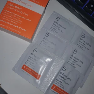 Ansikts peeling - Dr Dennis Gross Alpha Beta Universal Daily Peel är en tvåstegsbehandling som innehåller fem syror för att exfoliera och jämna ut huden. Perfekt för daglig användning för att uppnå kliniska resultat hemma. Förpackningen innehåller flera individuella påsar för enkel applicering.