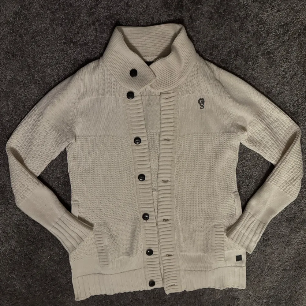 Säljer en stilren vit cardigan av g-star. Storlek M men passar även S. 9/10 skick, en liten fläck på ryggen men det kan jag nog tvätta bort. Mvh😊. Neuletakit & Villapaidat.