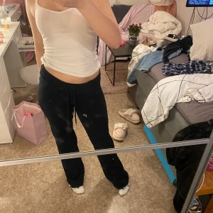 Lågmidjade mjukis byxor - Lågmidjade mörkblå byxor, jättesköna och mjuka.