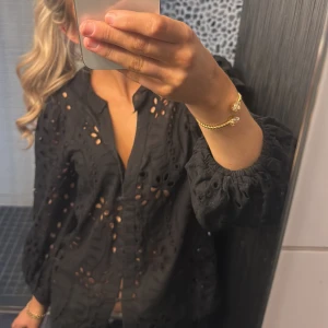 Svart blus  - Super snygg svart blus med hål i. Sällan använd så nyskick!🥰