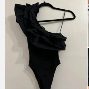 Svart volang body - Suuuperfin svart volangbody💓