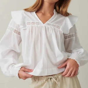 Blus - Säljer denna vita blus från Gina Young som är oanvänd. Den är i storlek 158/164 vilket motsvara ungefär XS. Skriv för fler bilder 💕💕 Säljer pga att jag inte hann lämna tillbaka och är därmed inte använd. Pris är förhandlingsbart