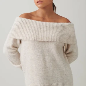 Beige offshoulder tröja - Säljer då den aldrig har använts. Lappen sitter kvar💕