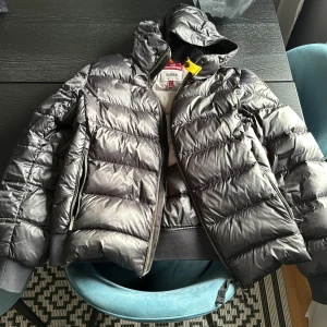 Parajumpers jacka - Säljer en snygg svart dunjacka från Parajumpers. Använd en vinter och det märks knappt att den är använd. Köpt på johnells, galje medföljer. Passar även dig med storlek M. Säljer den billigare nu pga att de blir sommar snart.