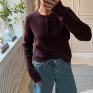 Jätte fin kofta💕 - Så fin vinröd kofta från Gina tricot. Koftan är använd fåtal gånger och är i väldigt bra skick. 