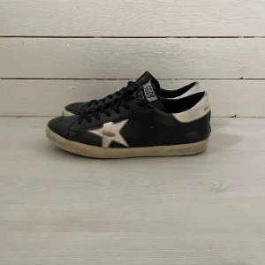 Golden goose  - Feta golden goose med riktigt snygg färg, passar till nästan allt! Skicket på dessa är bra men väl omhändertaget! Hör gärna av dig vid funderingar 🙏 sulan har släppt rätt så mycket