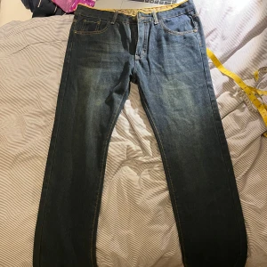 jeans - säljer jätte snygga jeans som tyvär är för stora på mig. vet inte storlek men alla mått är på sista bilden (cm).  skriv gärna om du har fler frågor. 