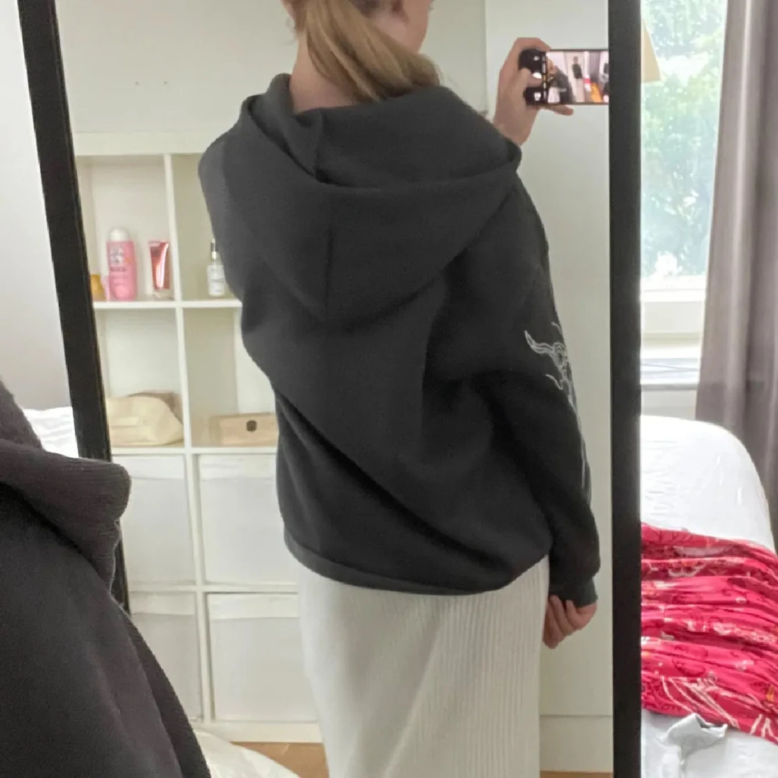 Svart hoodie med tryck - 2