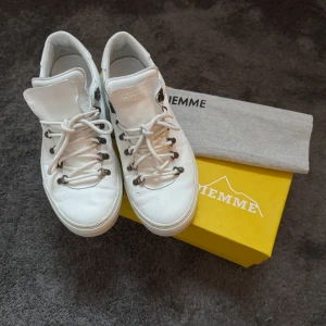 Diemme skor  - Diemme skor  -  Skick: Grymt  -  Nypris: 5000kr  -  Ingår: Boxen i bilden  -  Hör av dig vid minsta fråga🙌📩