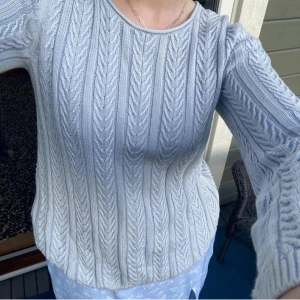 Ljusblå stickad tröja - Säljer en ljusblå stickad tröja i jättefint skick. Skönt och mysigt material. Använd fåtal gånger. Står S men skulle säga M. Hör av dig vid frågor💙