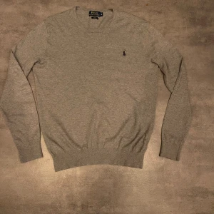 Grå tröja från Polo Ralph Lauren - Ralph lauren tröja i kashmirmix. Riktigt skön och knappt använd i riktigt bra skick