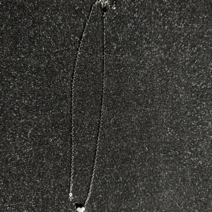 Halsband med hjärta - Finns i guld och silver. Elegant halsband med en tunn kedja och ett litet hjärta som hänge. Perfekt för att ge en subtil och stilren touch till din outfit.