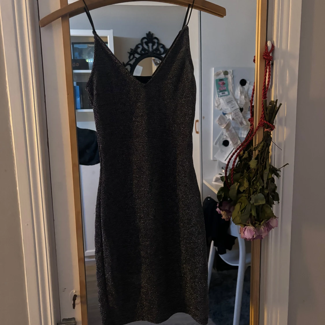 Svart glittrig klänning