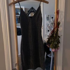 Svart glittrig klänning - Snygg svart klänning med glittrigt mönster och smala axelband. Perfekt för en kväll ute eller en festlig tillställning. Klänningen har en elegant passform som framhäver figuren. St xxs men passar mig som har S 🩷