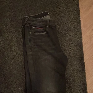 Svarta jeans från Tommy Hilfiger - Snygga svarta jeans från Tommy Hilfiger. Modellen är Steve. W34 L32