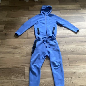 Nike tech fleece Lila - Säljer både tröjan och byxorna, har använt dem 1 gång