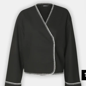 Svart jacka med vita sömmar  - Snygg svart jacka från Gina Tricot med vita sömmar. Passar perfekt nu till våren🫶🏽