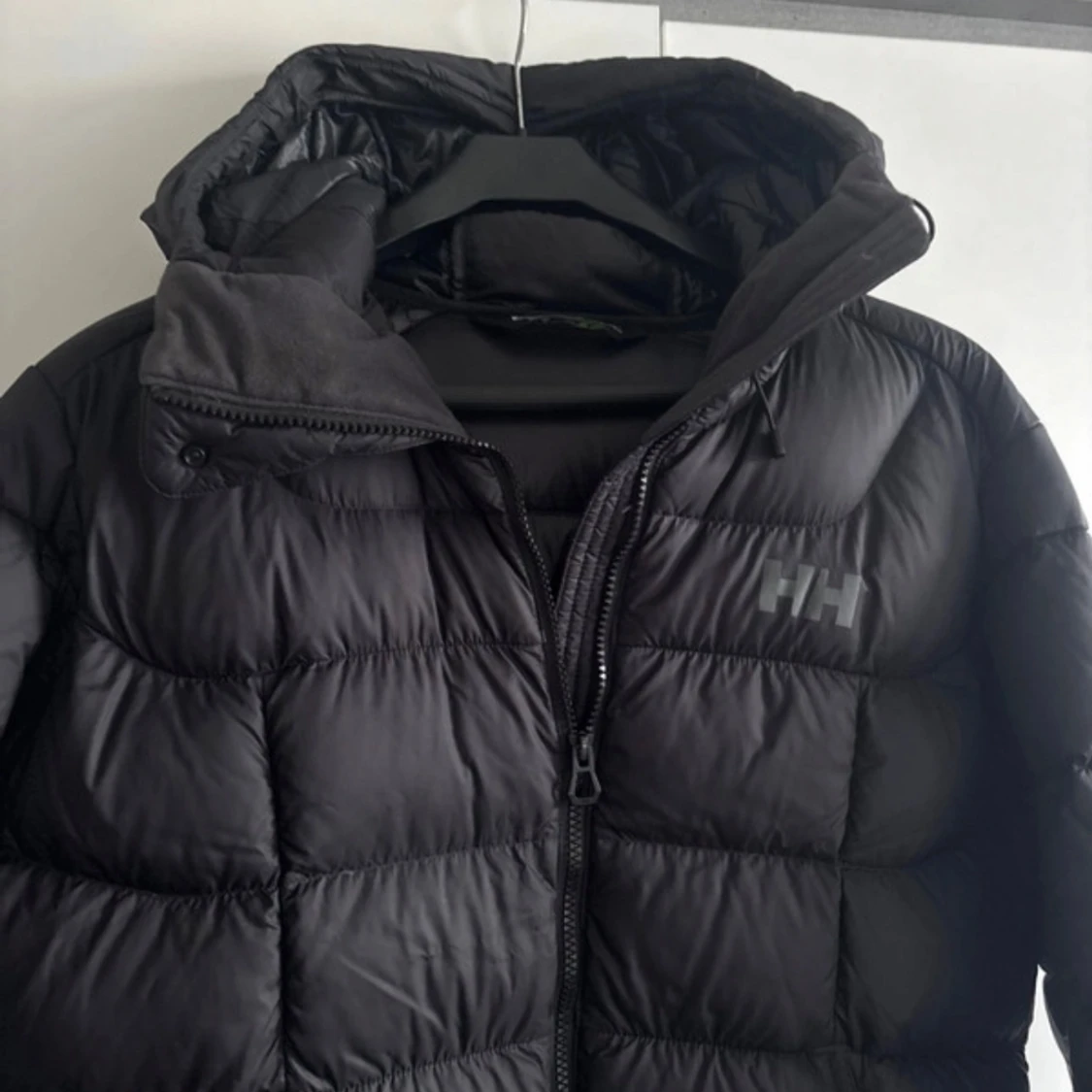 Svart dunjacka från Helly Hansen