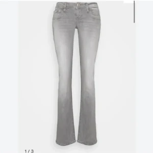 Grå Ltb jeans - Snygga grå bootcut jeans med klassisk femficksdesign och knappgylf. Perfekta för en avslappnad stil med en touch av retro. Passar bra till både sneakers och klackar.