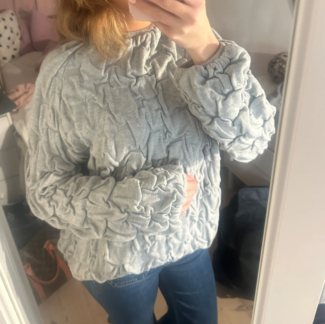 Grå tröja med textur