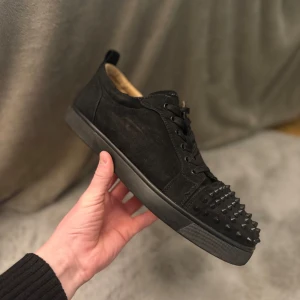 Louboutin skor svarta - Snygga svarta lubs i mocka med snygg nitar på tån. Alla spikar finns kvar. Anledning att jag inte använder dom är att jag hade ingen användning för dom längre. Dom är bara använda 2-3 månader. Tyvärr finns det ingen box. Riktigt bra skick. Passar också 46. Pris kan diskuteras