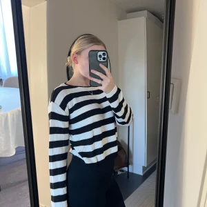 Randig tröja från H&M - Stickad tröja från H&M Strl 158/164 motsvarar XS Sparsamt använd. 📷 Säg till om du vill ha fler bilder så fixar jag det. 💸 Vid snabb affär kan ja tänka mig att sänka priset. ✉️ Köparen står för frakten.