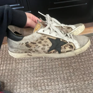 golden goose - supersnygga golden goose i slitet leopardmönster🌟en del slitage förekommer! hör av er för fler bilder eller andra frågor💕är öppen för byten!