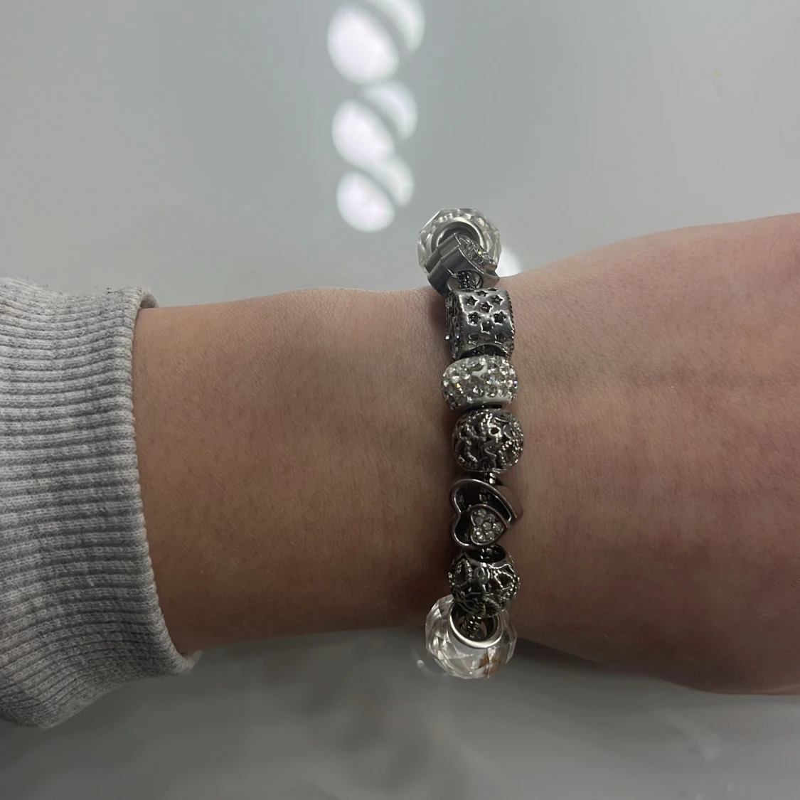 Silverfärgat berlock armband
