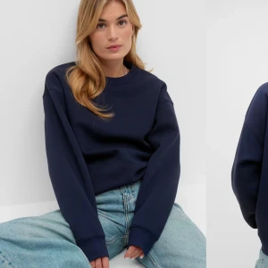 Mörkblå sweatshirt GinaTricot - Säljer en stilren mörkblå sweatshirt med rund hals och långa ärmar. Perfekt för en avslappnad look. Tröjan har en enkel design utan mönster och är tillverkad i ett mjukt material.💙💙