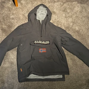 Svart jacka/anorak från Napapijri - Go anorak som är fodrad.