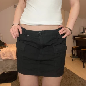 Svart kjol - Säljer denna snygga cargo kjol från Glassons i strl 6/36/S 💕💕