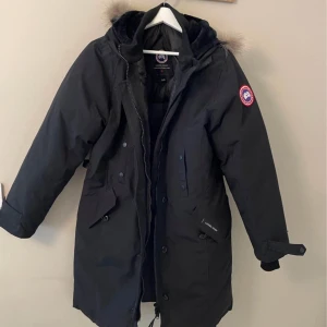Svart parkajacka från Canada Goose - Säljer en svart canada gosse jacka den passar inte längre så behöver ge mig av den 