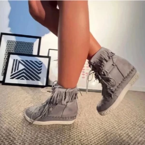 Grå skor med fransar - Snygga grå boots i mocka med fransar och snörning. Perfekta både till vardags och fest. Super fint skick och är impregnerade för att stå emot fukt och slask. Kan mötas upp i Linköping eller skickas💕Prisk kan diskuteras vid snabb affär.